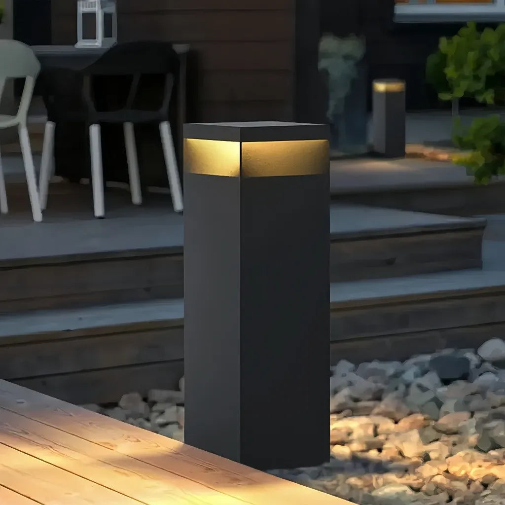 Paletto da giardino LED solare a colonna in metallo nero dal design moderno