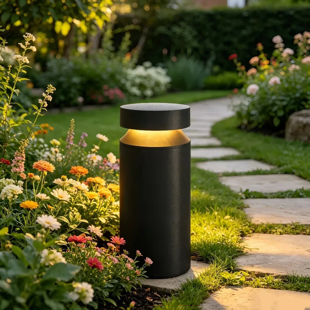 Paletto da giardino LED cilindrico nero con testa a cappello e design minimalista