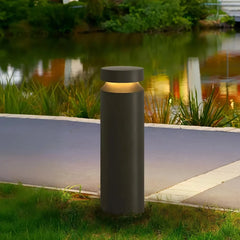Paletto da giardino LED cilindrico nero con testa a cappello e design minimalista