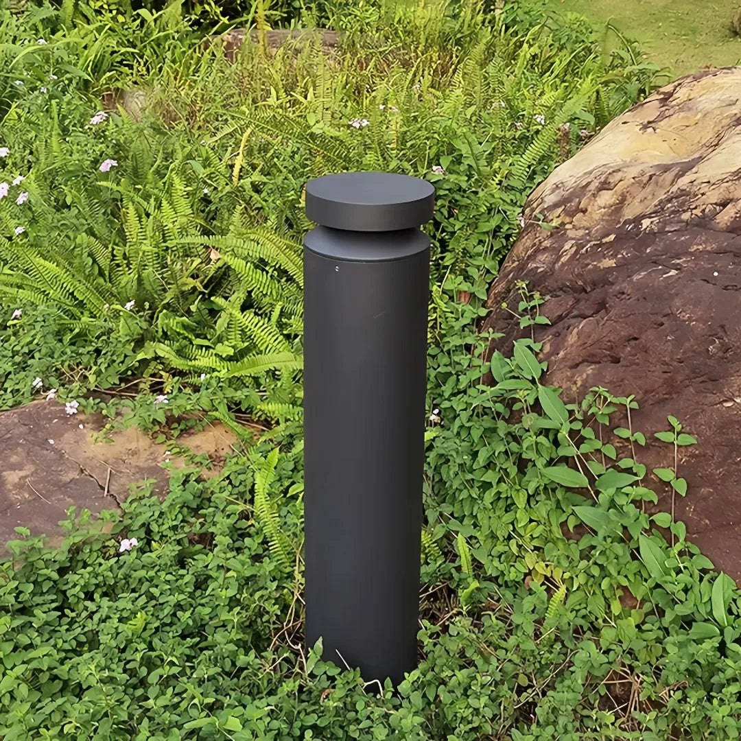 Paletto da giardino LED cilindrico nero con testa a cappello e design minimalista