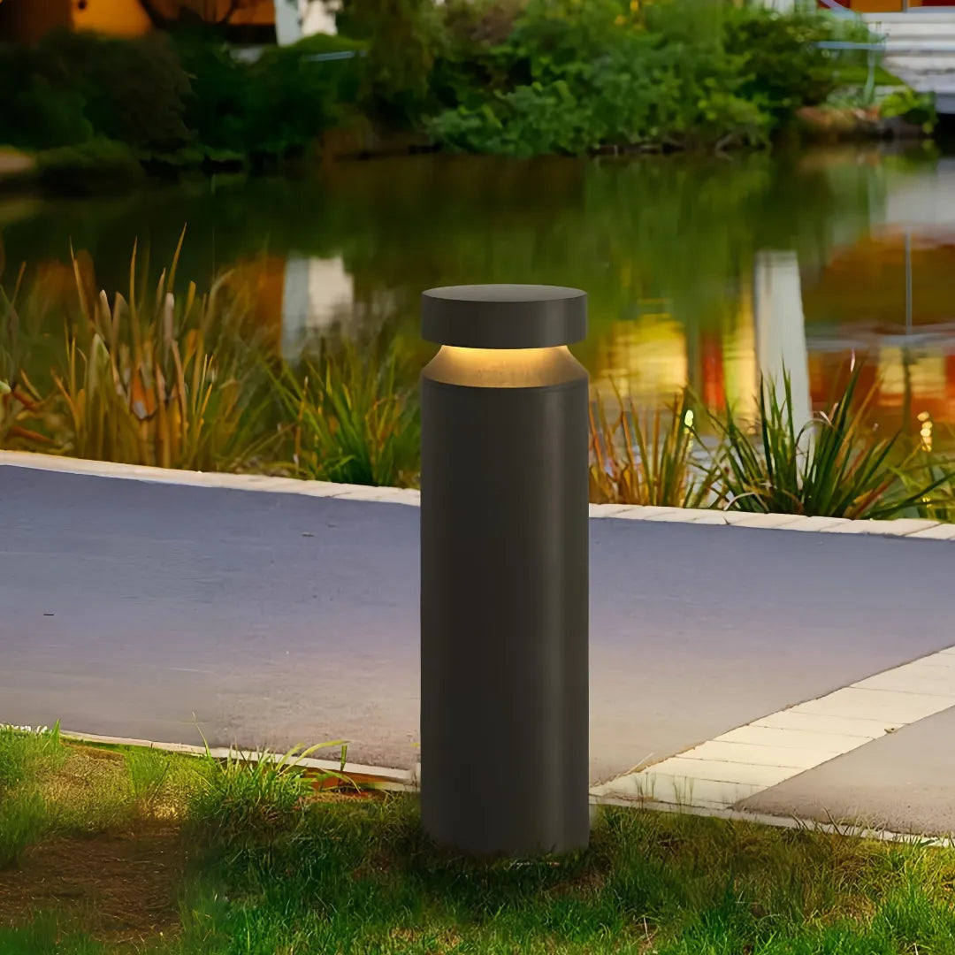 Paletto da giardino LED cilindrico nero con testa a cappello e design minimalista
