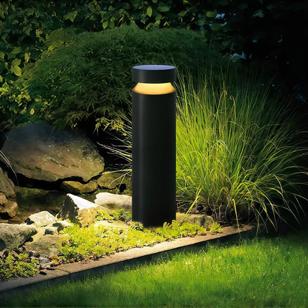 Paletto da giardino LED cilindrico nero con testa a cappello e design minimalista