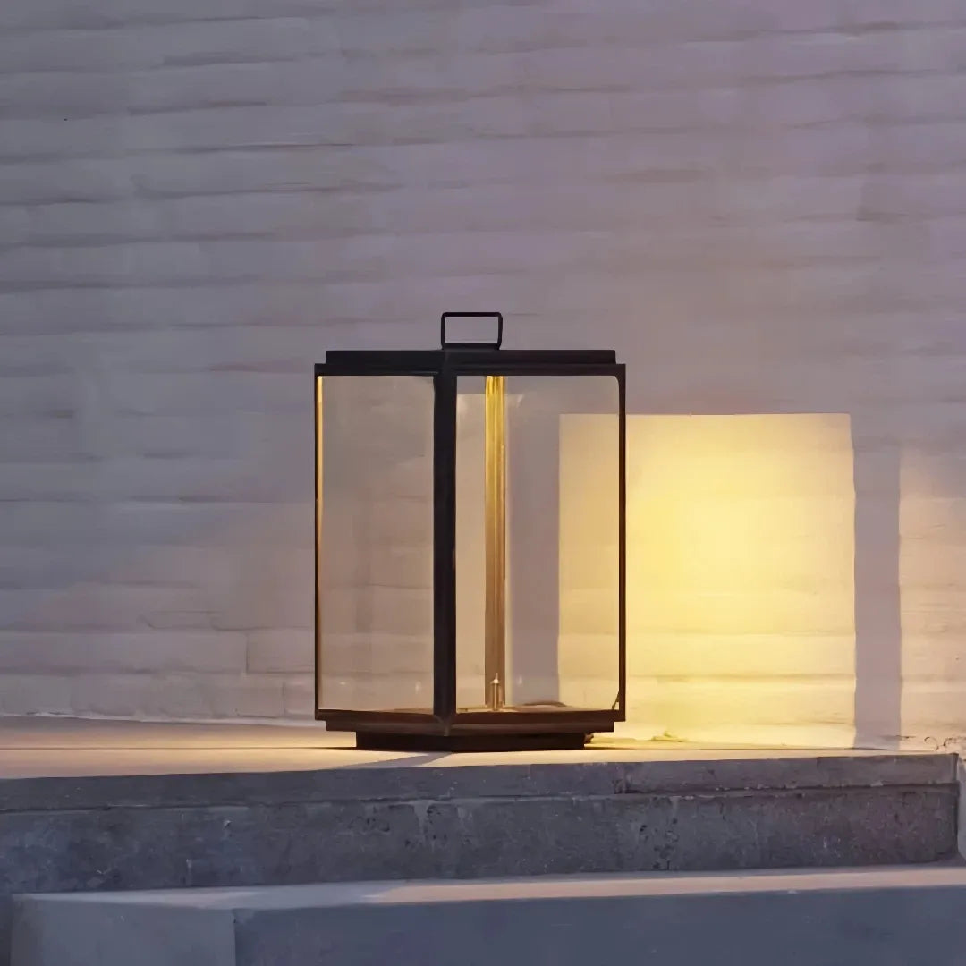 Lanterna da pavimento minimal a LED in vetro trasparente per terrazzo