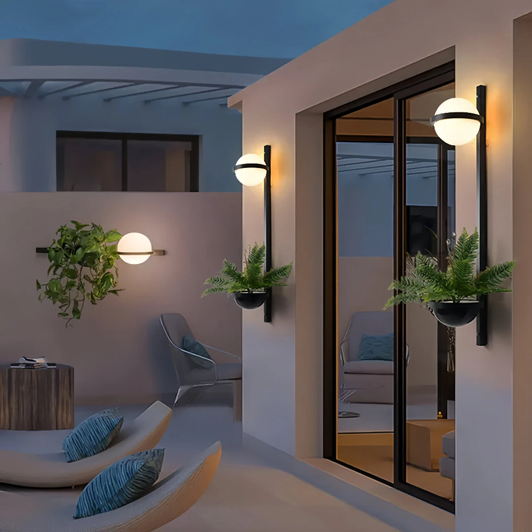 Applique esterno design moderno con globo opale a LED e struttura lineare per balcone