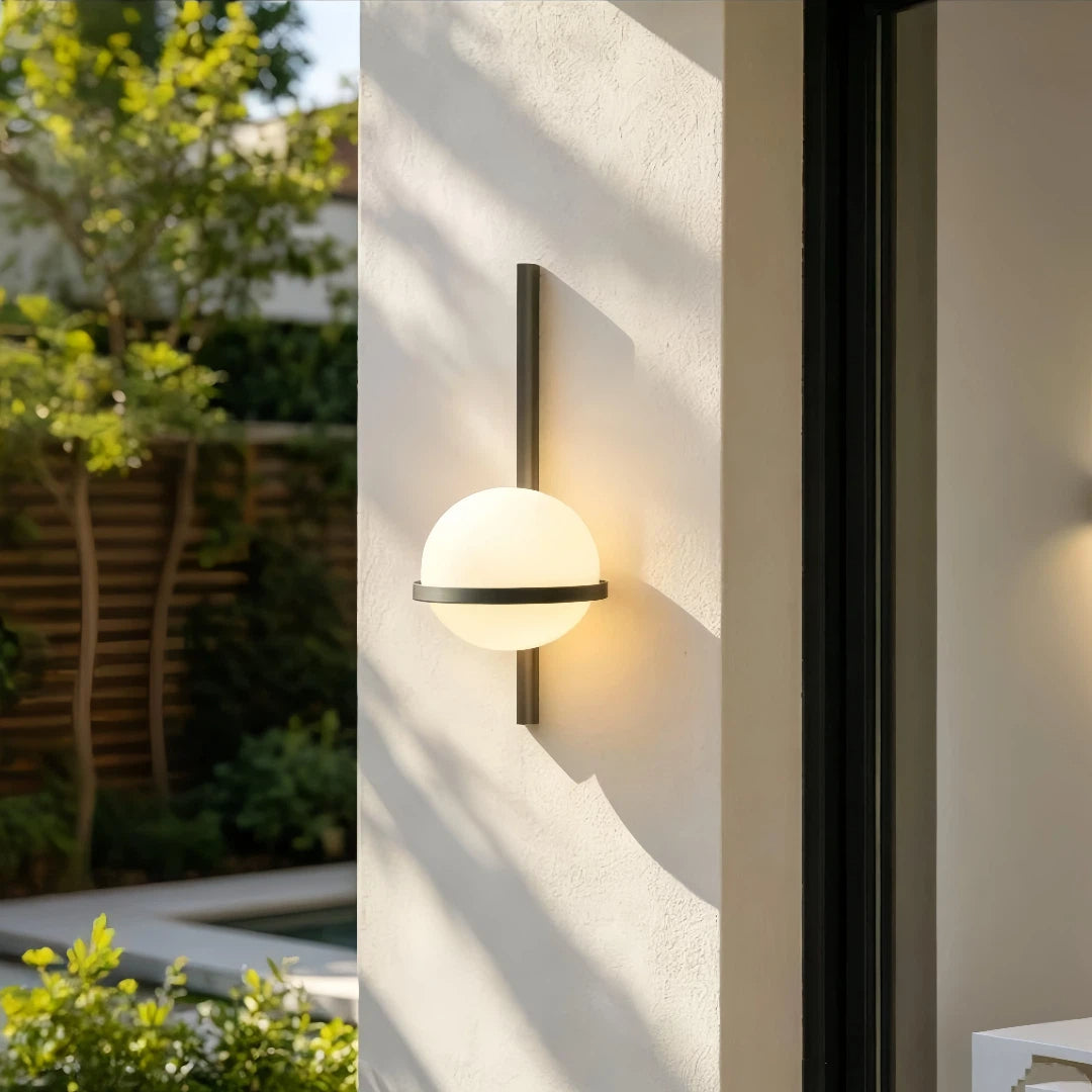 Applique esterno design moderno con globo opale a LED e struttura lineare per balcone