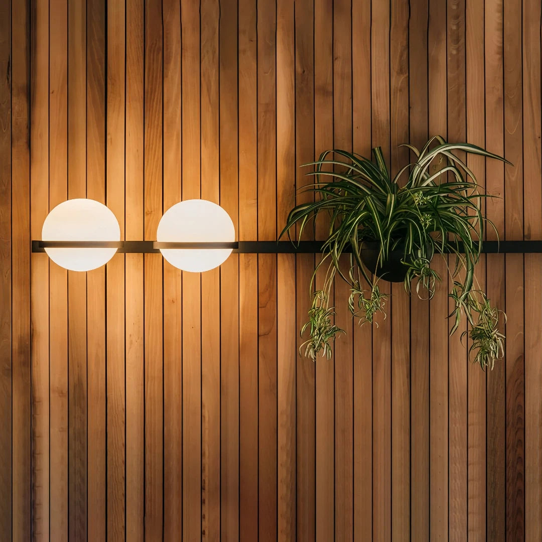 Applique esterno design moderno con globo opale a LED e struttura lineare per balcone