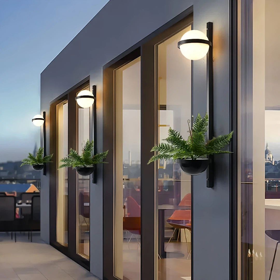 Applique esterno design moderno con globo opale a LED e struttura lineare per balcone