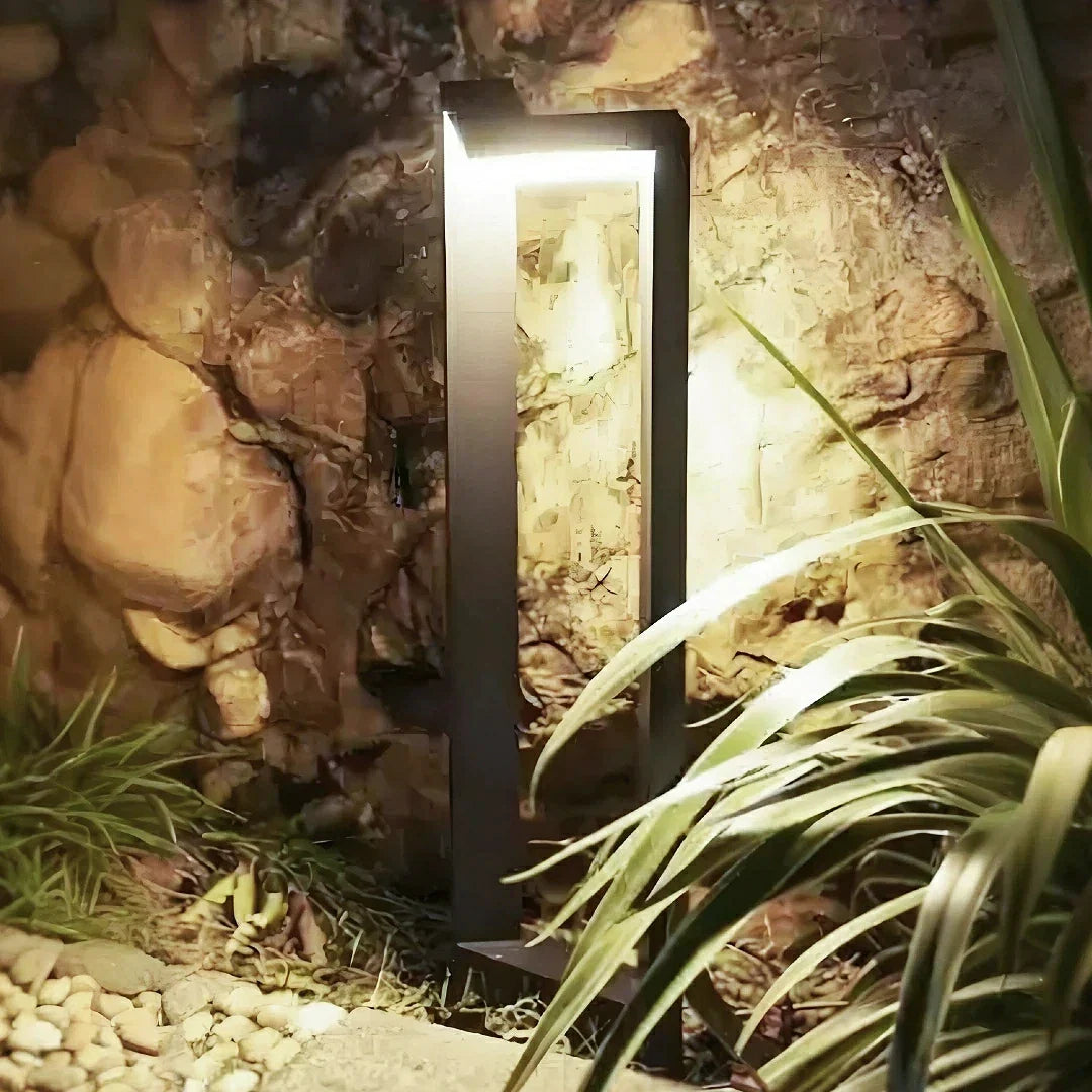 Lampione da giardino LED minimalista con cornice sottile nera