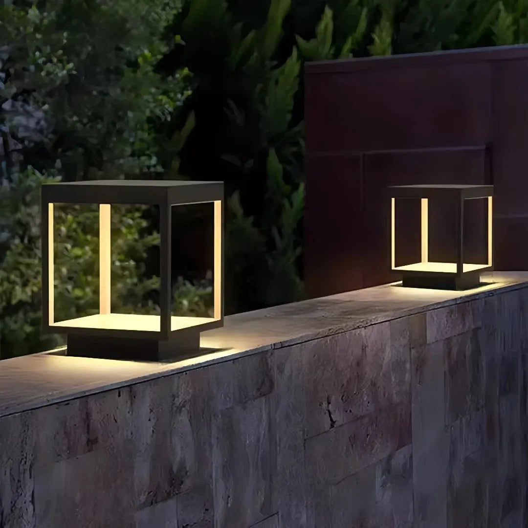 Lampada da pilastro LED solare nera a telaio cubico per giardino dal design minimal