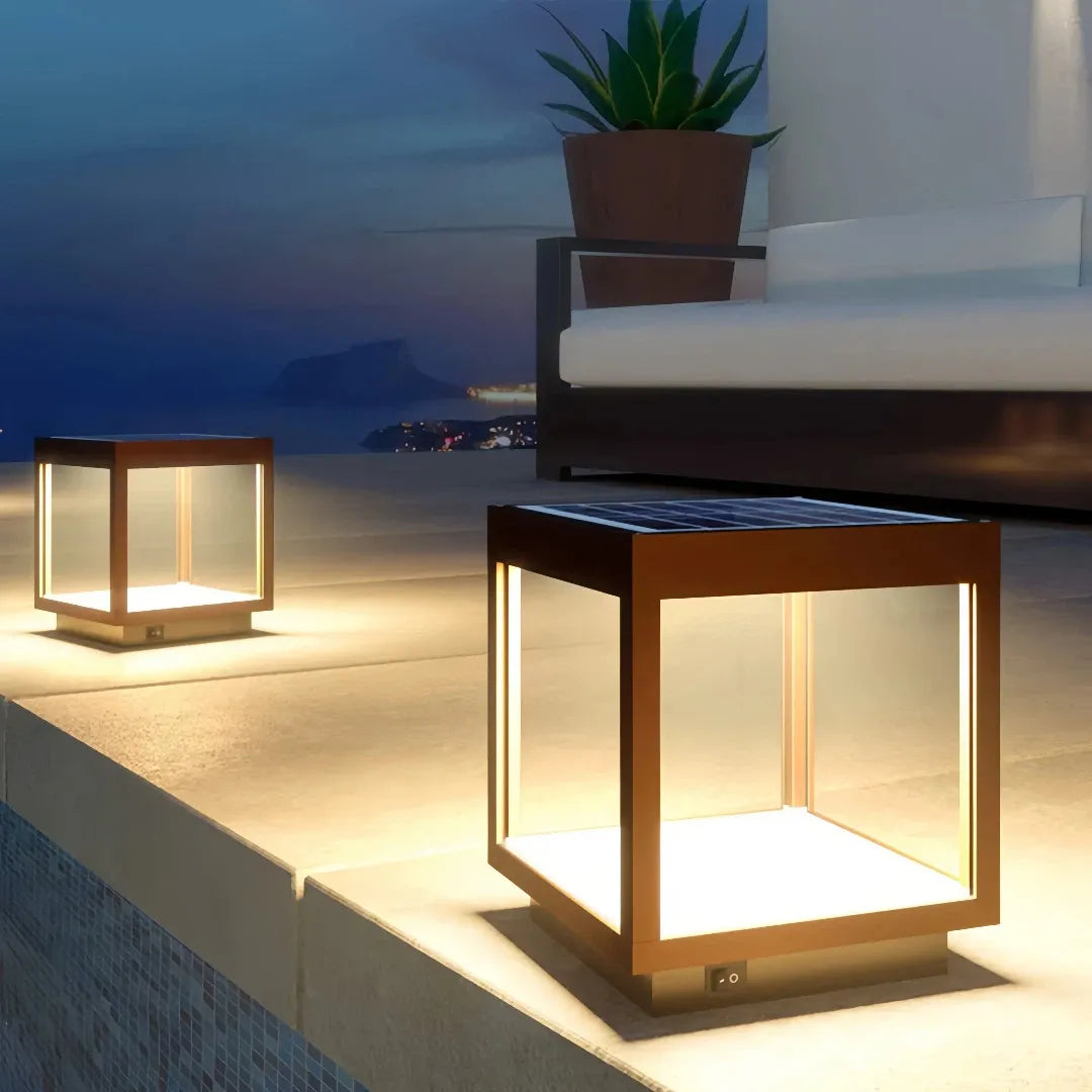 Lampada da pilastro LED solare nera a telaio cubico per giardino dal design minimal