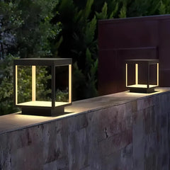 Lampada da pilastro LED solare nera a telaio cubico per giardino dal design minimal