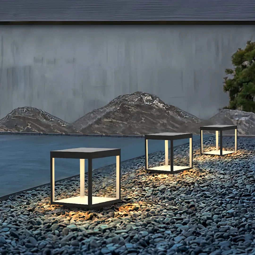 Lampada da pilastro LED solare nera a telaio cubico per giardino dal design minimal