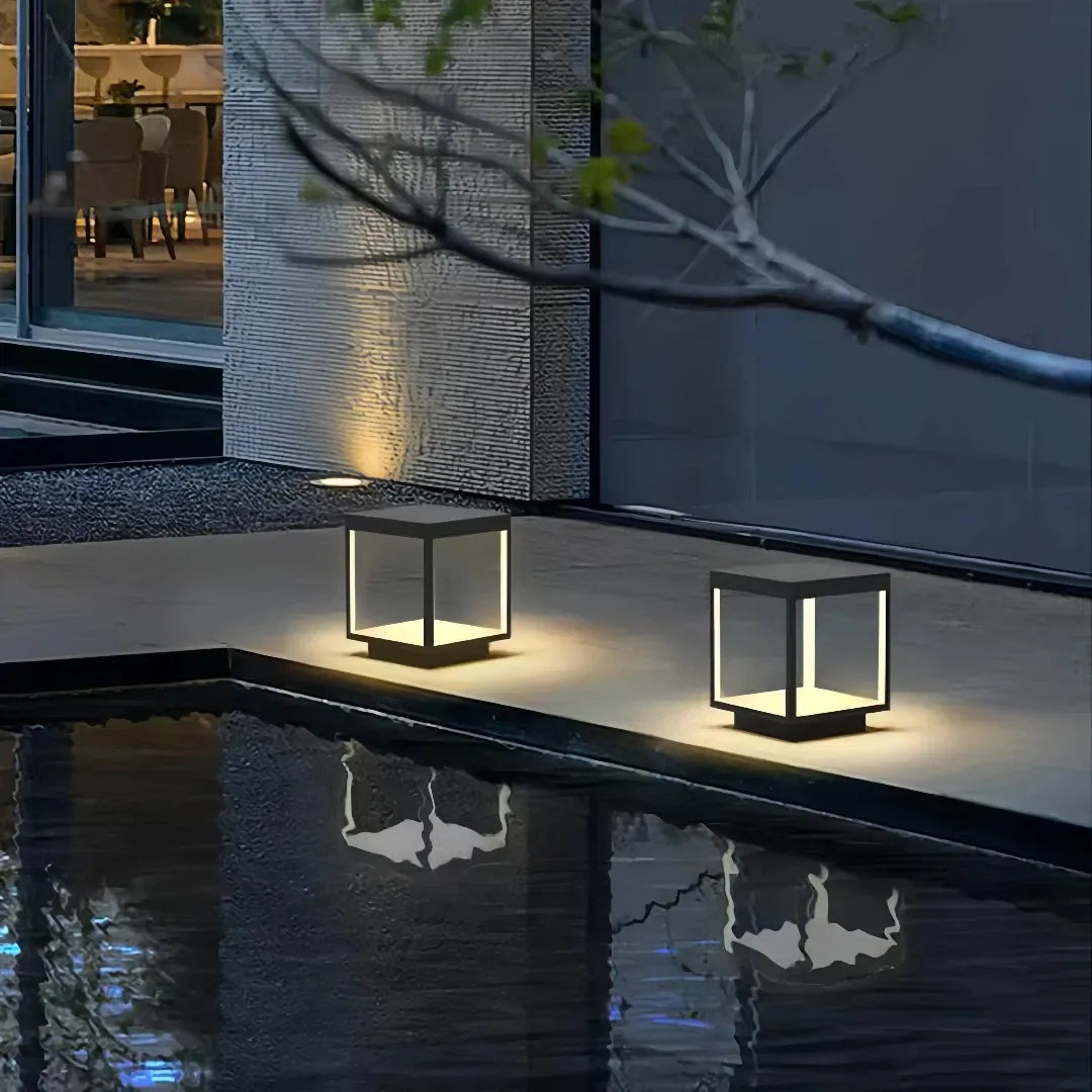 Lampada da pilastro LED solare nera a telaio cubico per giardino dal design minimal