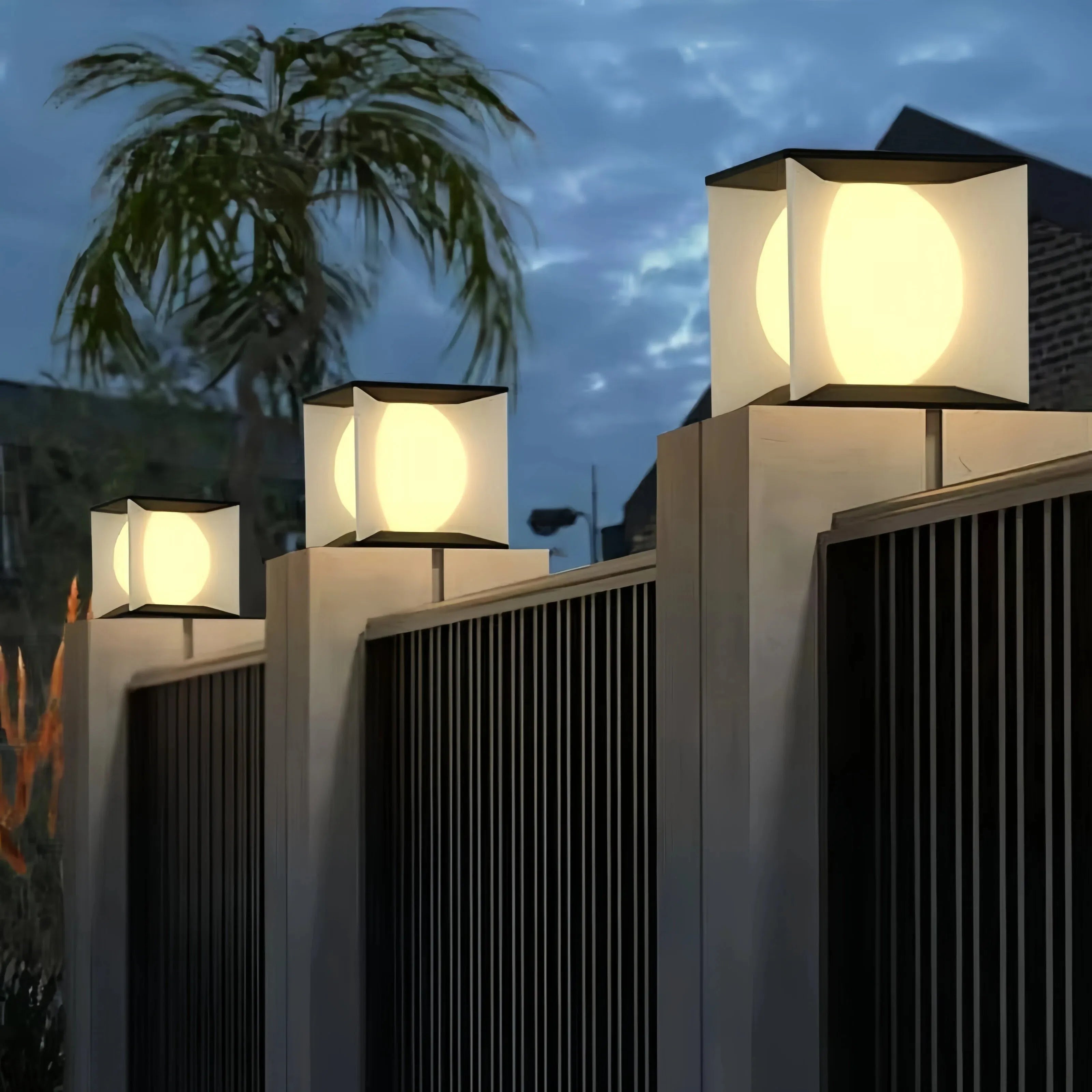 Lampada LED solare per pilastri da esterno con globo luminoso e design cubico moderno