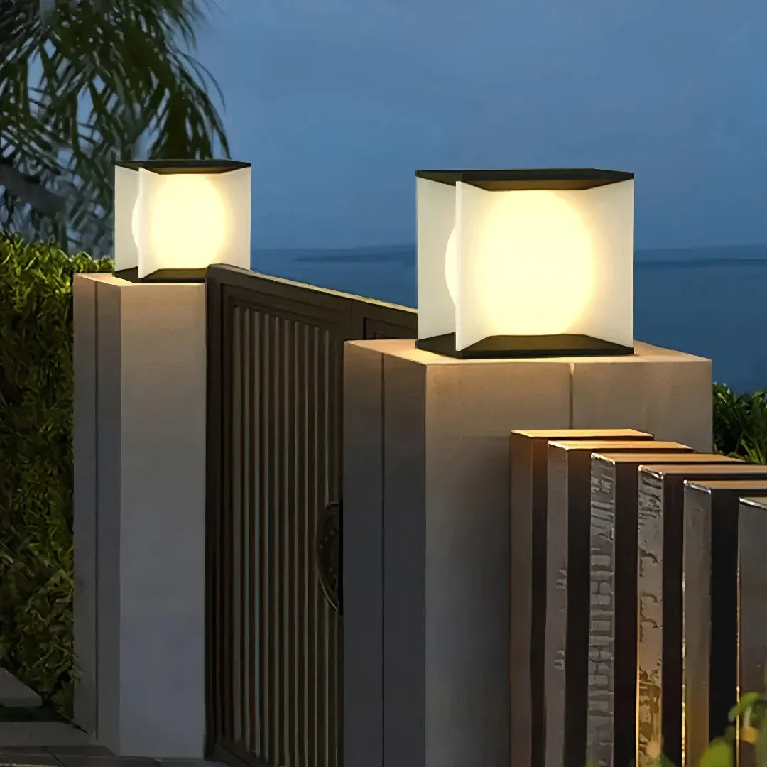 Lampada LED solare per pilastri da esterno con globo luminoso e design cubico moderno
