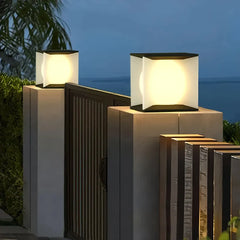 Lampada LED solare per pilastri da esterno con globo luminoso e design cubico moderno