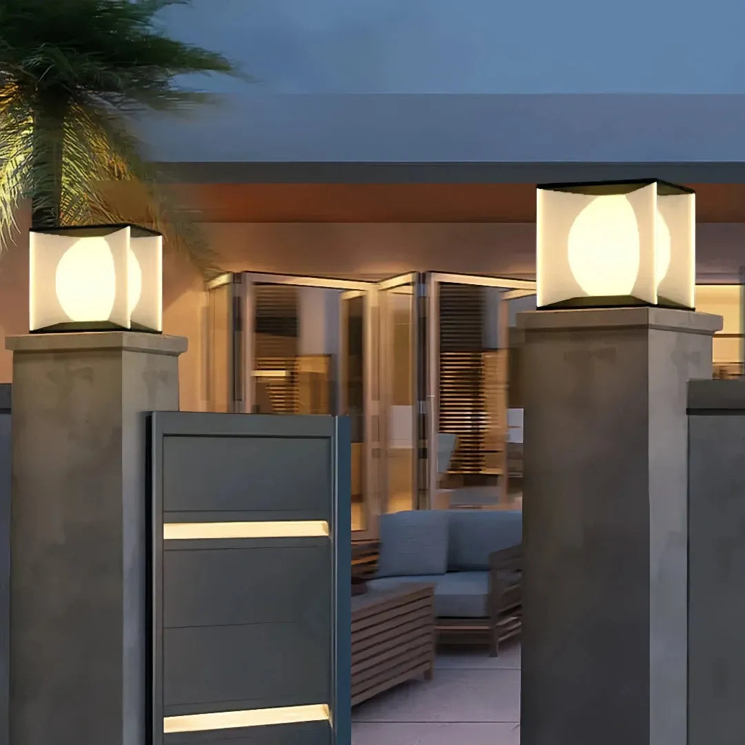 Lampada LED solare per pilastri da esterno con globo luminoso e design cubico moderno