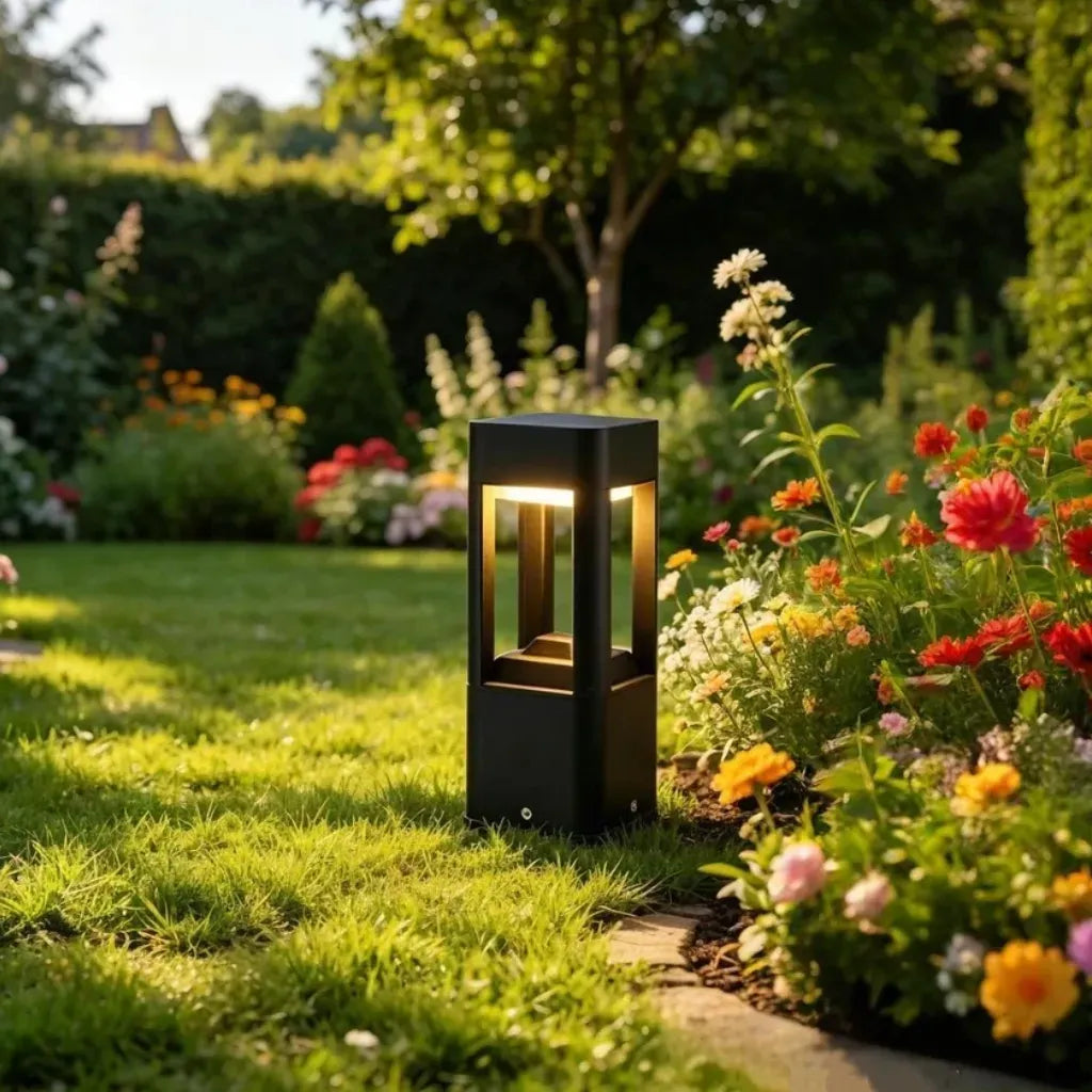 Paletto LED da giardino dal design moderno a profilo geometrico nero