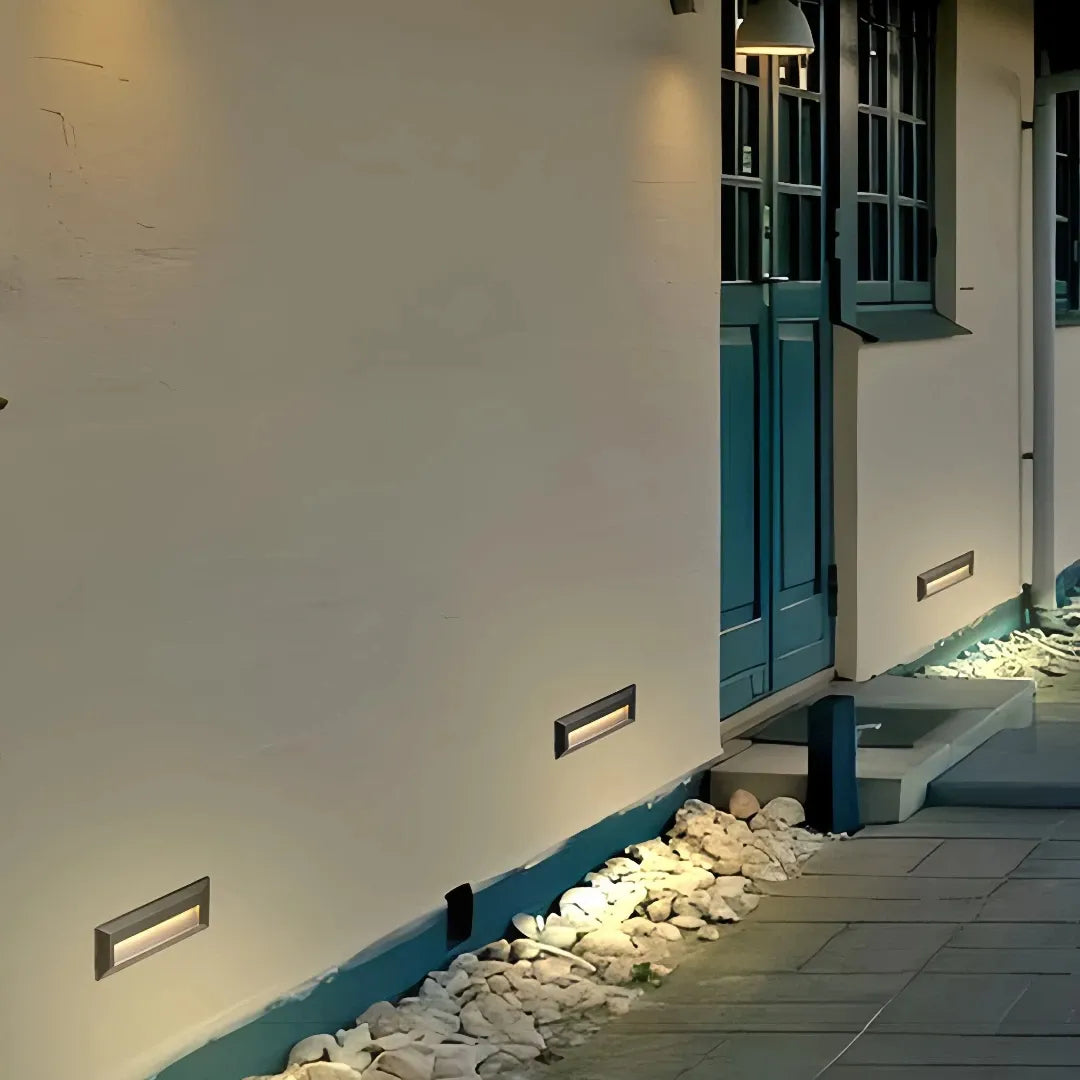 Segnapasso LED da esterno senza incasso dal design minimalista nero con finitura opaca