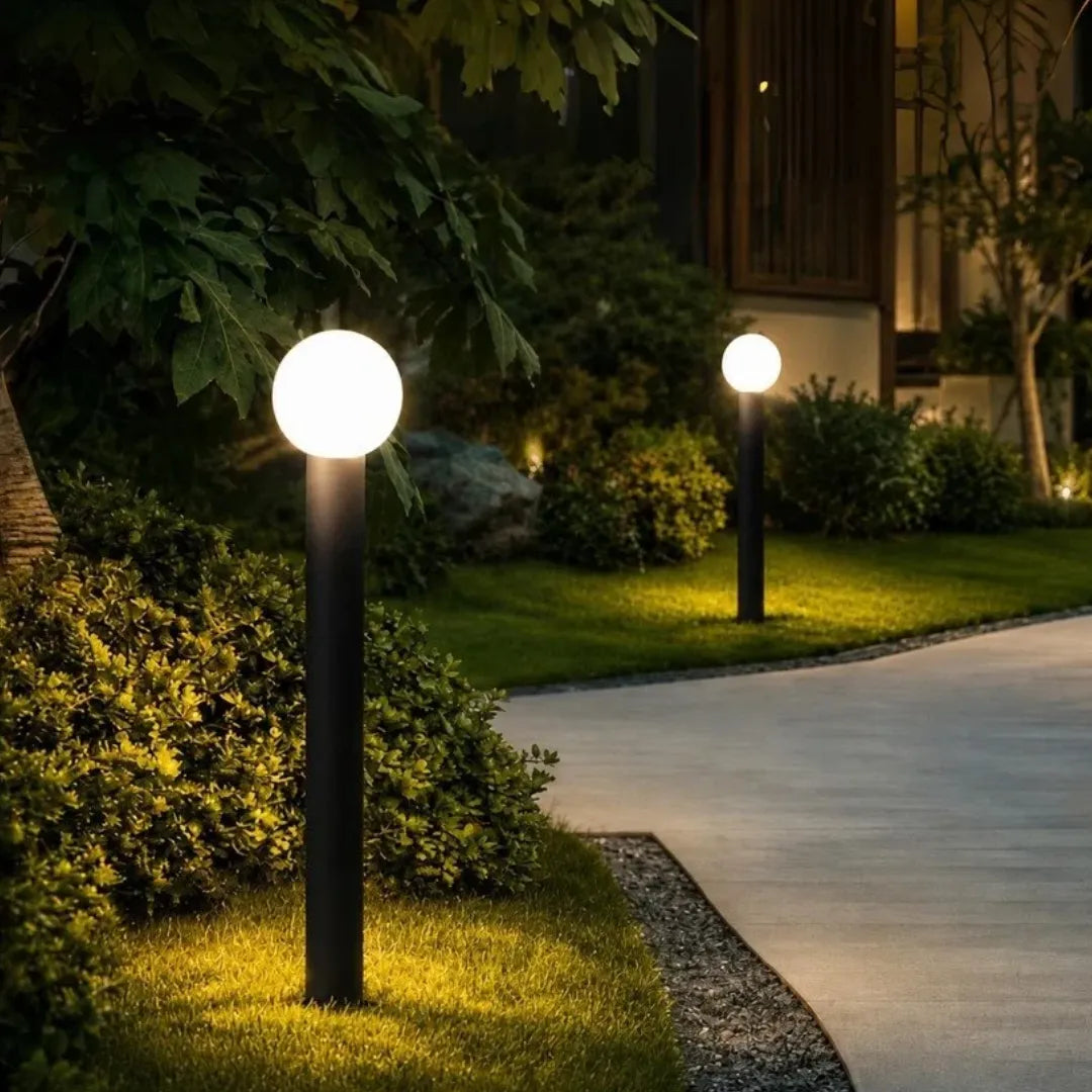 Paletto LED da giardino con diffusore sferico dal design moderno