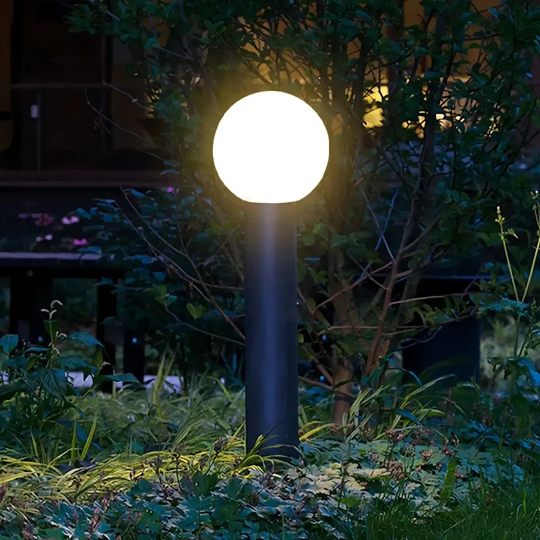 Paletto LED da giardino con diffusore sferico dal design moderno