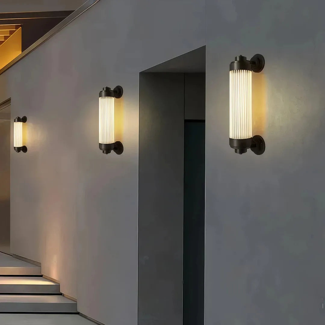 Applique per esterno a LED moderna cilindrica nera con vetro scanalato