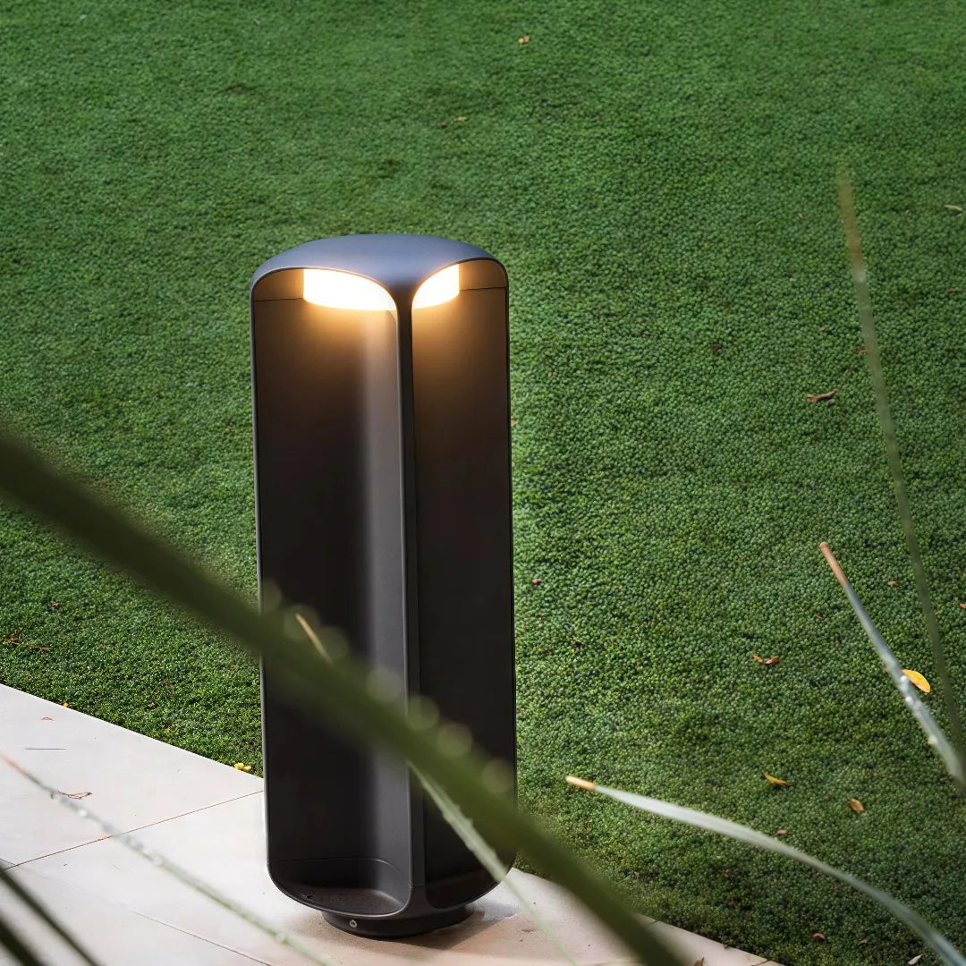Paletto da giardino a LED dal design moderno con diffusore in vetro satinato