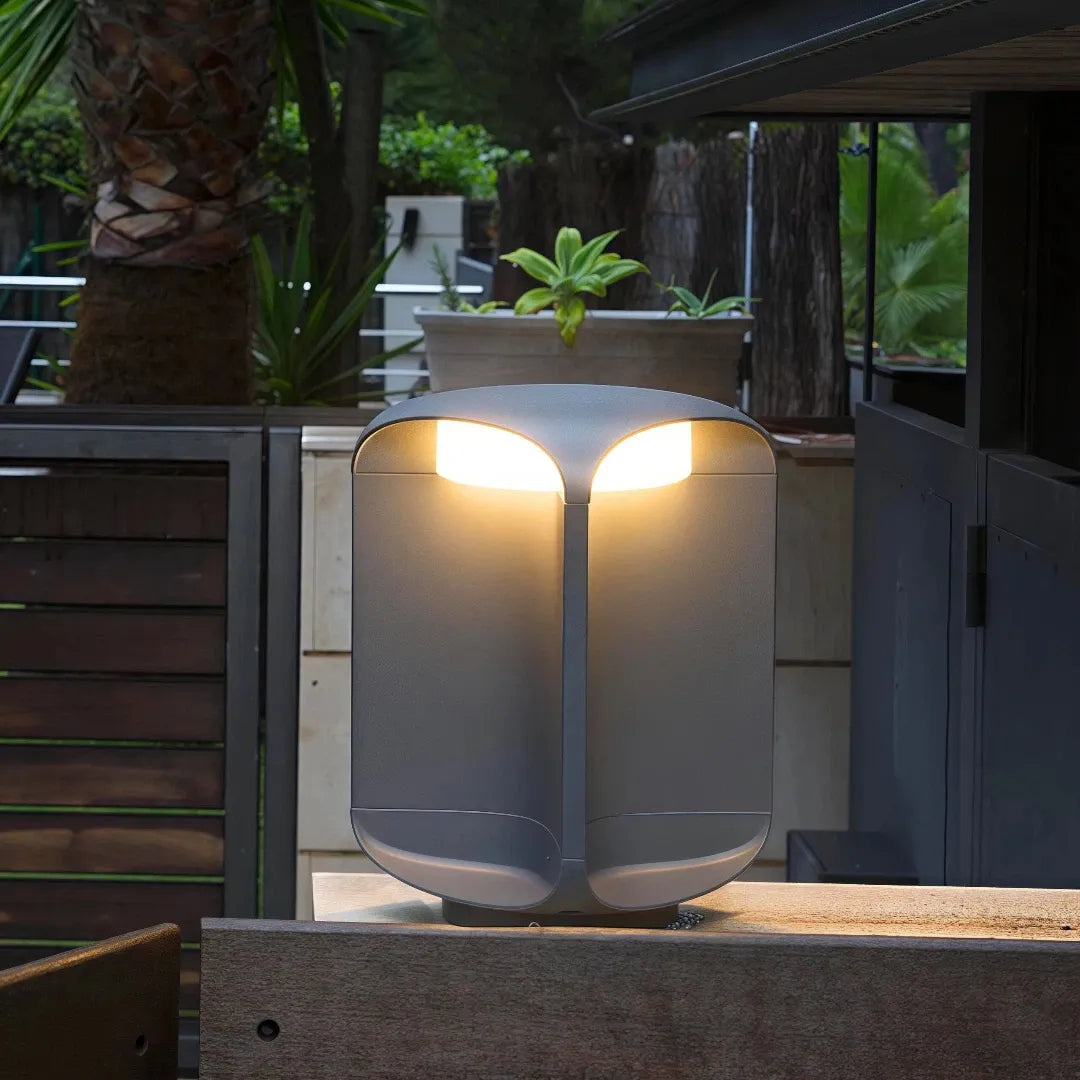 Paletto da giardino a LED dal design moderno con diffusore in vetro satinato
