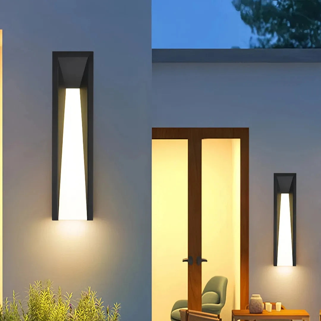 Applique da esterno di design minimal a LED verticale nera con diffusore trapezoidale