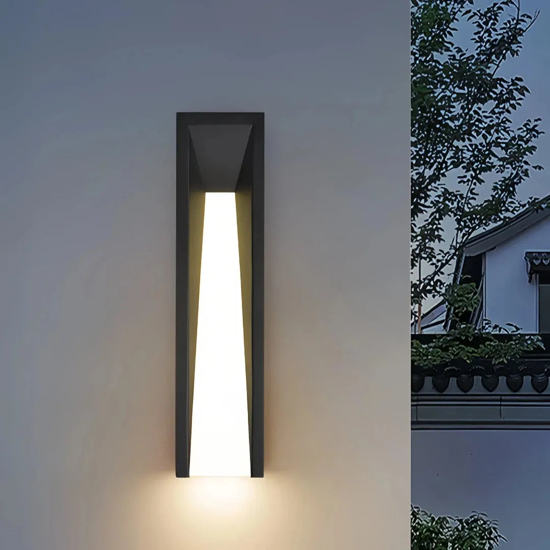 Applique da esterno di design minimal a LED verticale nera con diffusore trapezoidale
