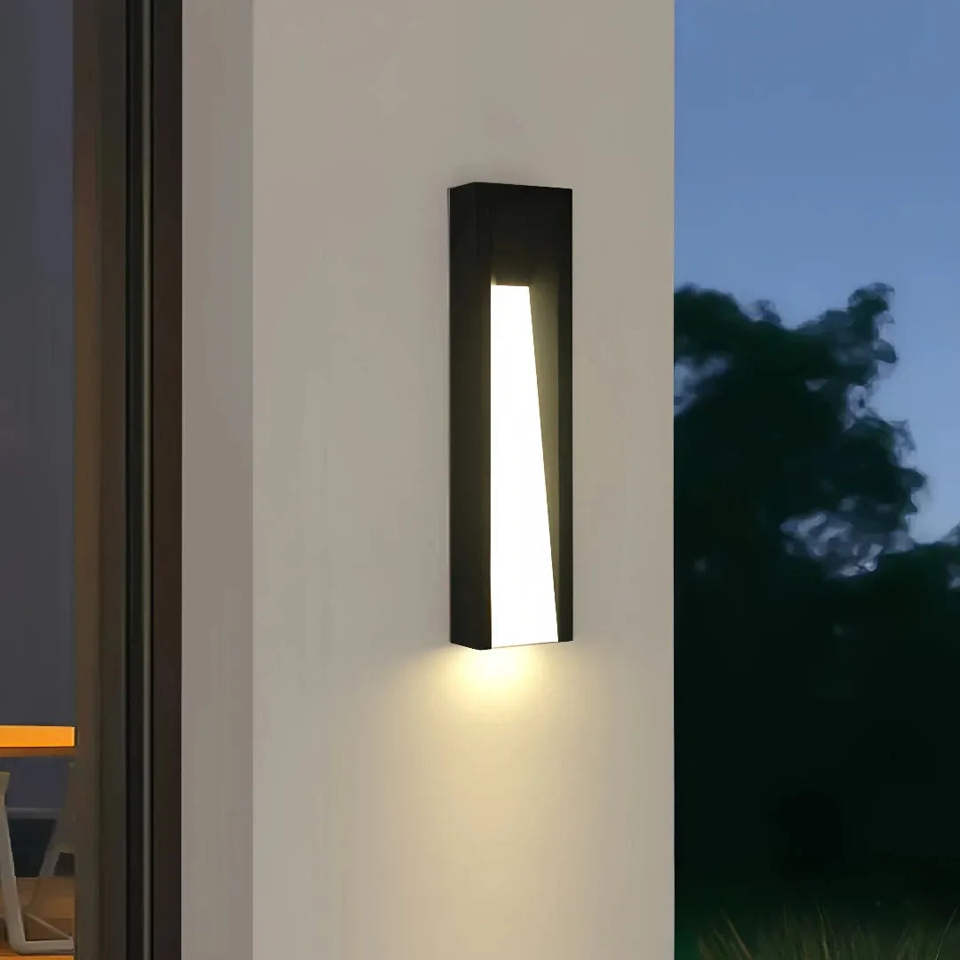 Applique da esterno di design minimal a LED verticale nera con diffusore trapezoidale