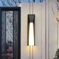 Applique da esterno di design minimal a LED verticale nera con diffusore trapezoidale