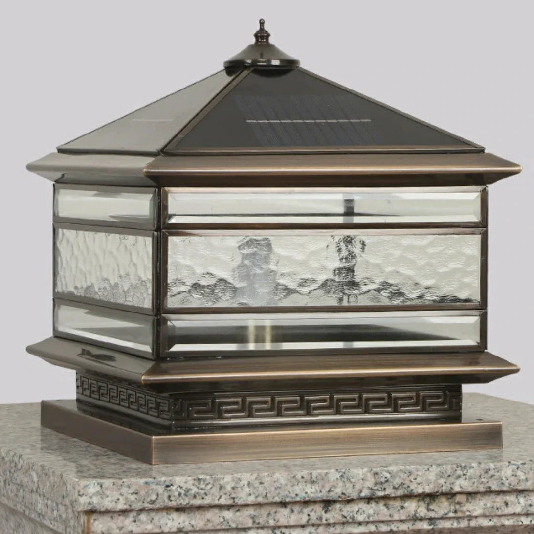 Lampada da pilastro solare da esterno vintage quadrata in ottone con sensore crepuscolare