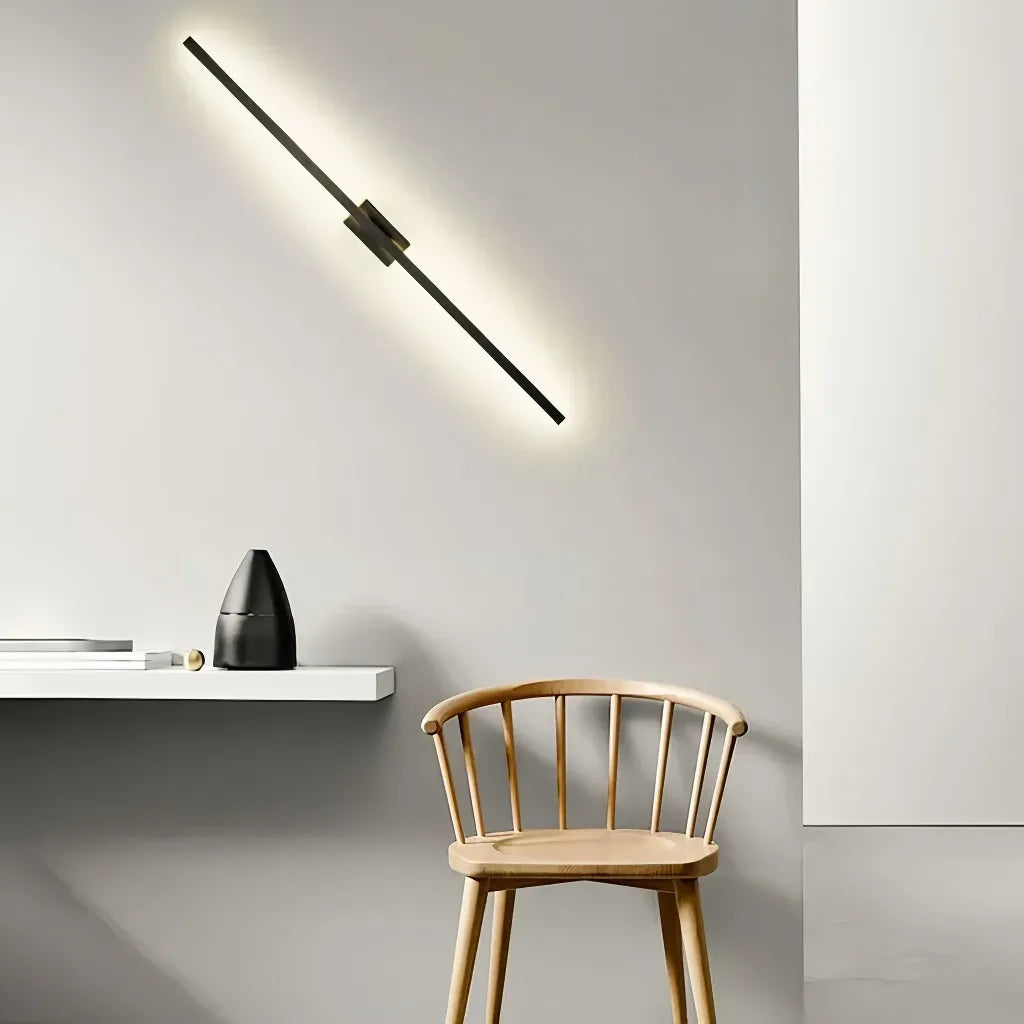 Applique LED orientabile in metallo dal design lineare dimmerabile per soggiorno