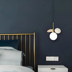 Lampada a sospensione con globo in vetro dal design moderno da comodino