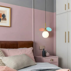 Lampada a sospensione con globo in vetro dal design moderno da comodino