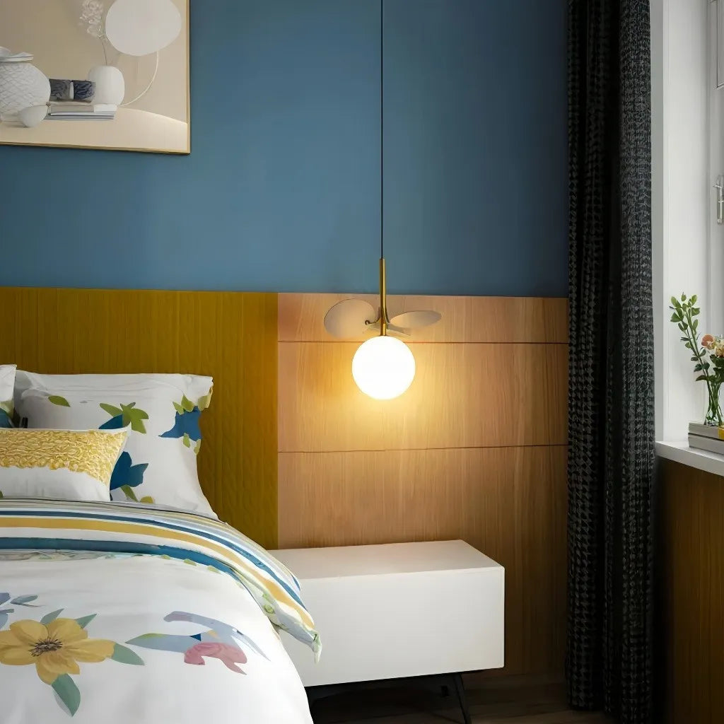 Lampada a sospensione con globo in vetro dal design moderno da comodino