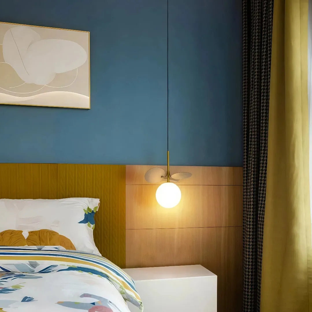 Lampada a sospensione con globo in vetro dal design moderno da comodino
