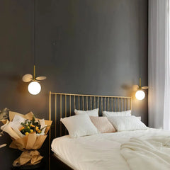 Lampada a sospensione con globo in vetro dal design moderno da comodino