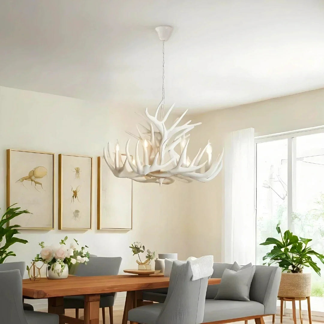 Lampadario con corna di cervo bianco stile chalet per soggiorno