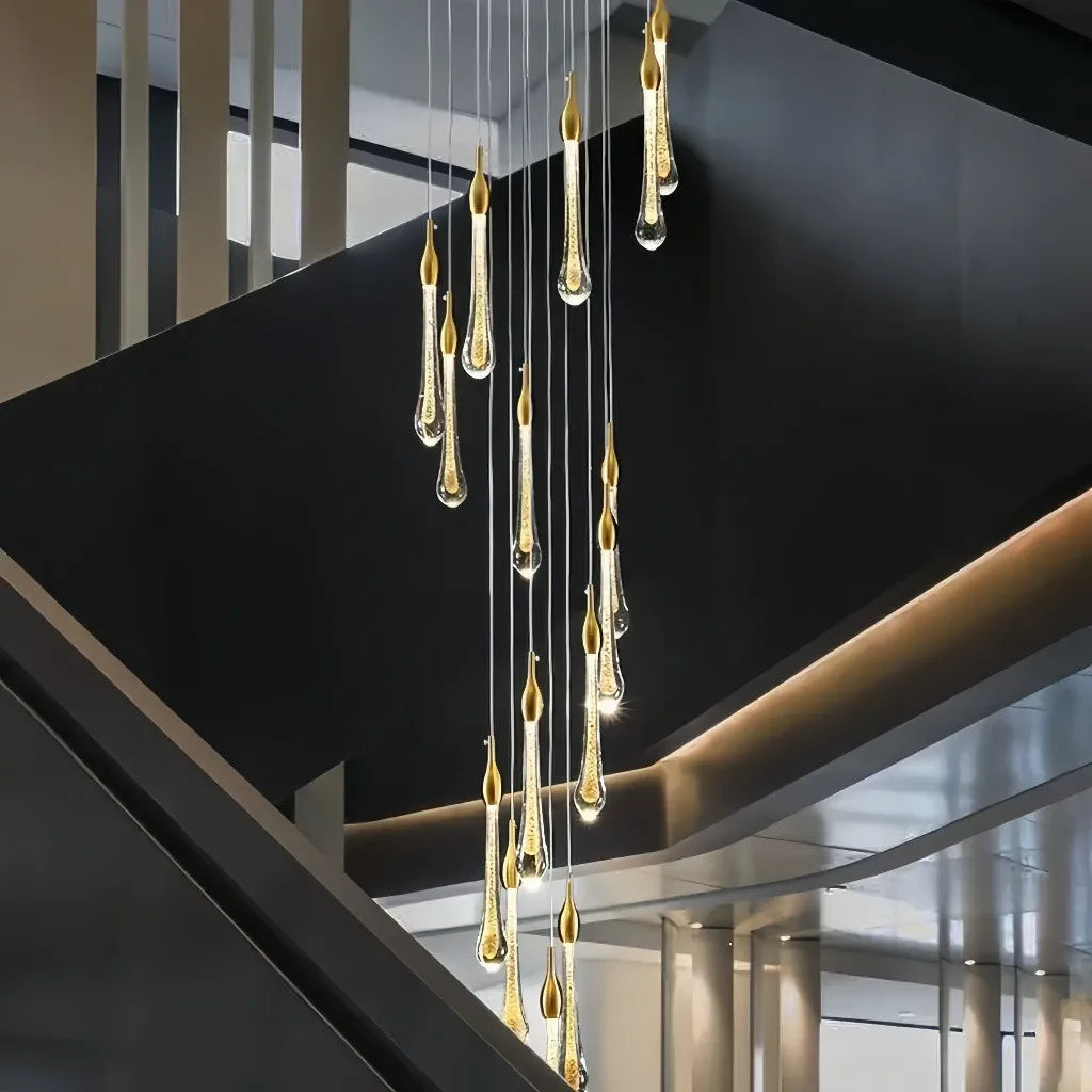 Lampadario a spirale con pendenti a goccia in cristallo finitura oro per scale interne