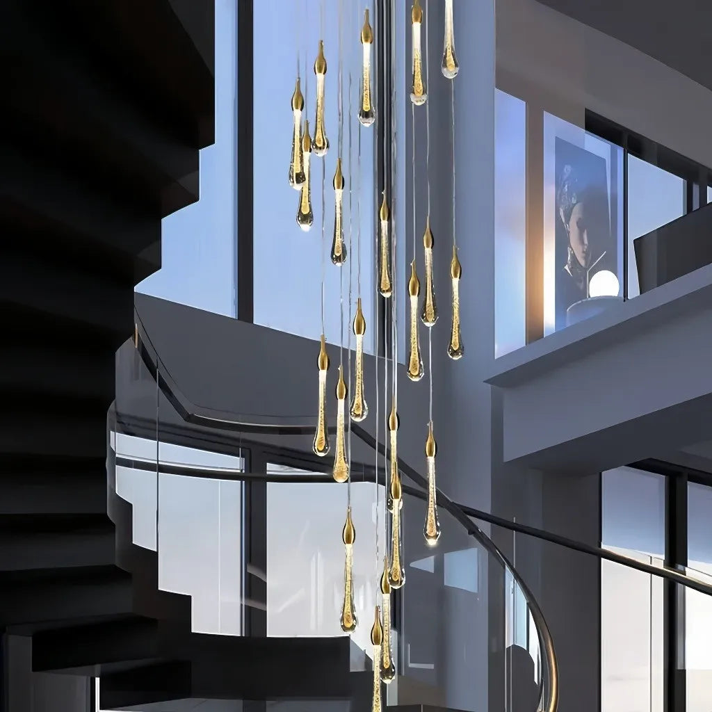 Lampadario a spirale con pendenti a goccia in cristallo finitura oro per scale interne