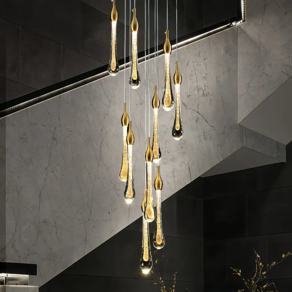 Lampadario a spirale con pendenti a goccia in cristallo finitura oro per scale interne