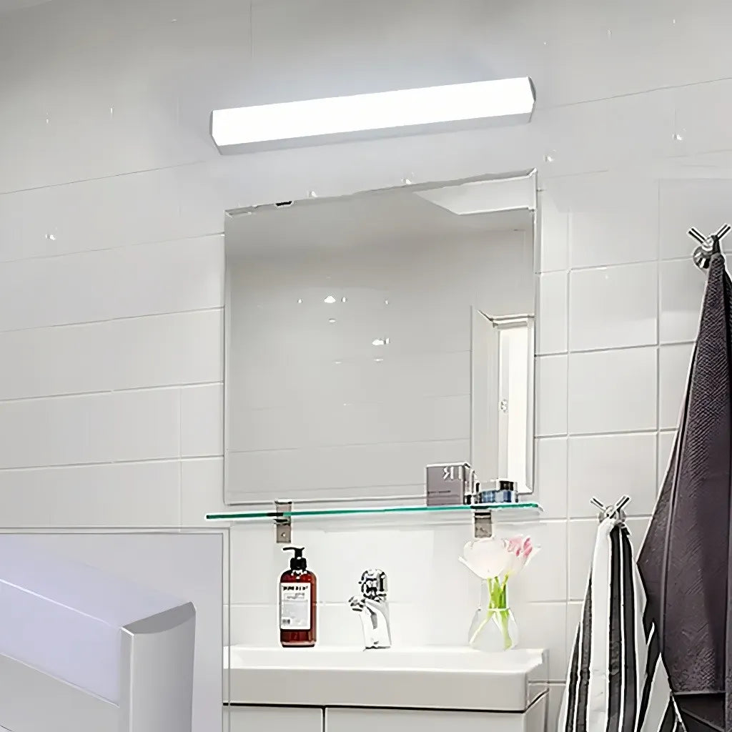 Applique per specchio da bagno minimale con corpo lineare e LED dimmerabile