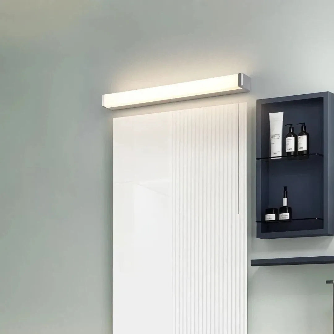 Applique per specchio da bagno minimale con corpo lineare e LED dimmerabile