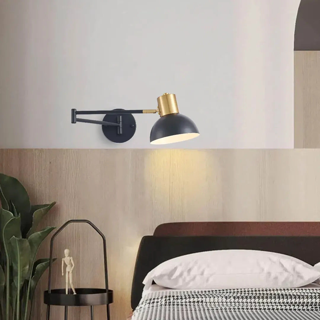 Lampada da lettura comodino a parete contemporanea con braccio articolato orientabile