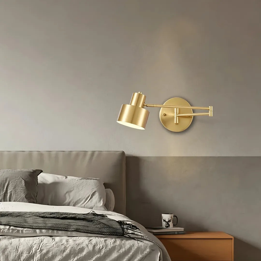 Lampada da lettura comodino a parete contemporanea con braccio articolato orientabile