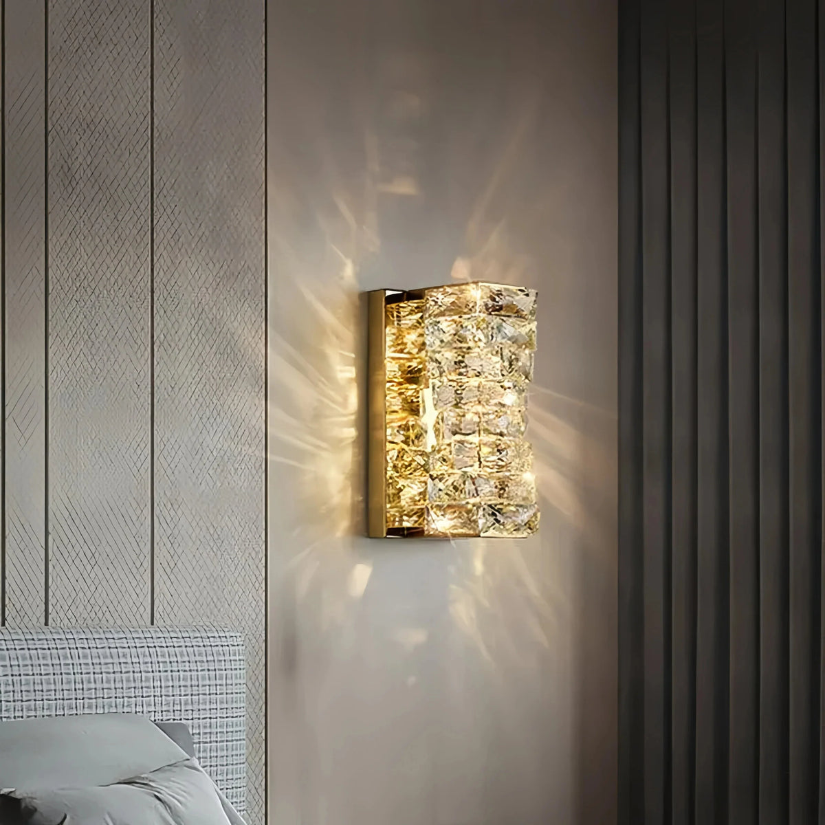 Applique da parete in cristallo verticale a LED dimmerabile di lusso per camera da letto