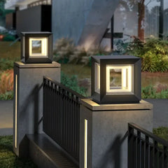 Lampada pilastro LED solare da esterno in metallo nero con struttura cubica aperta dal design moderno