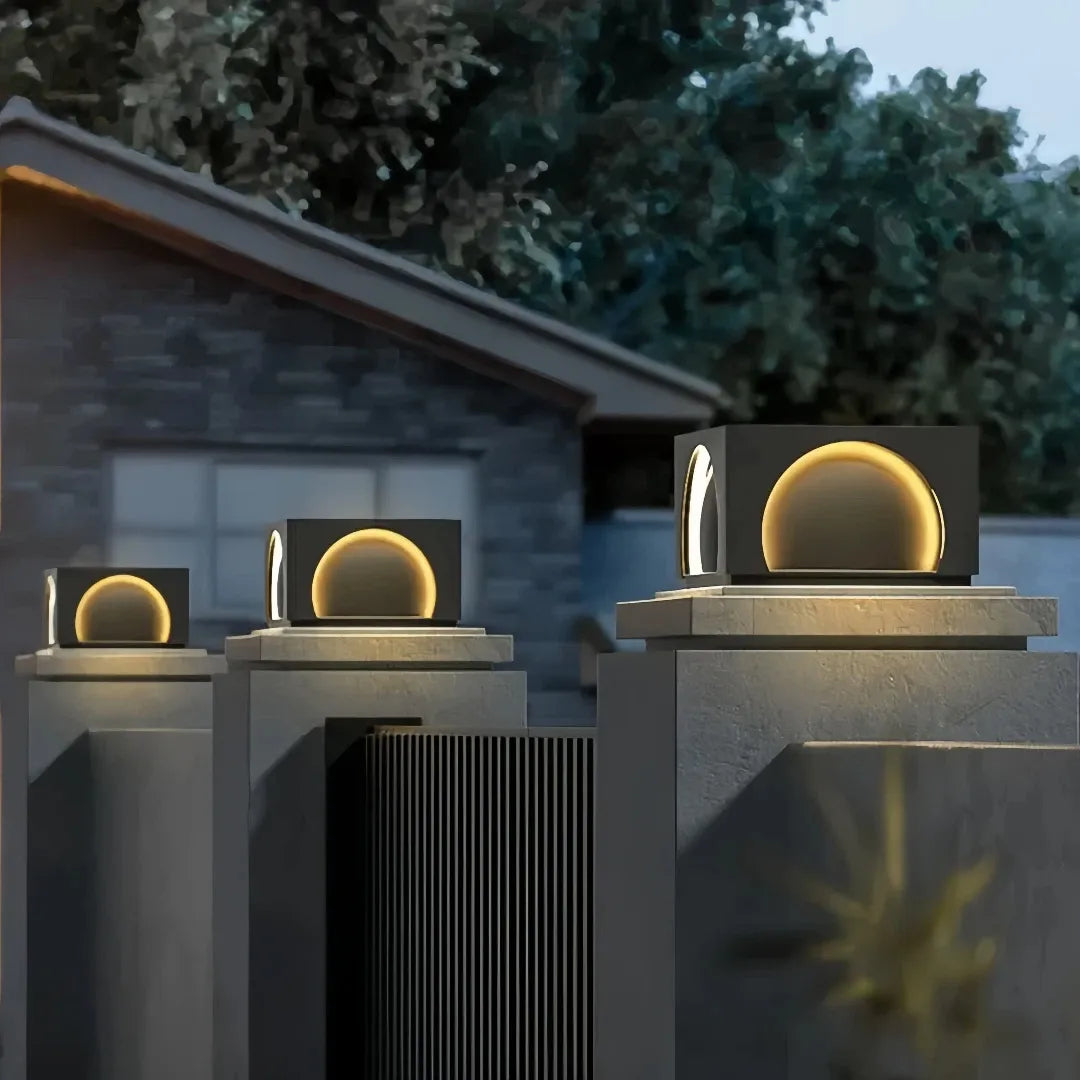 Lampada da pilastro solare da giardino nera dal design moderno cubico